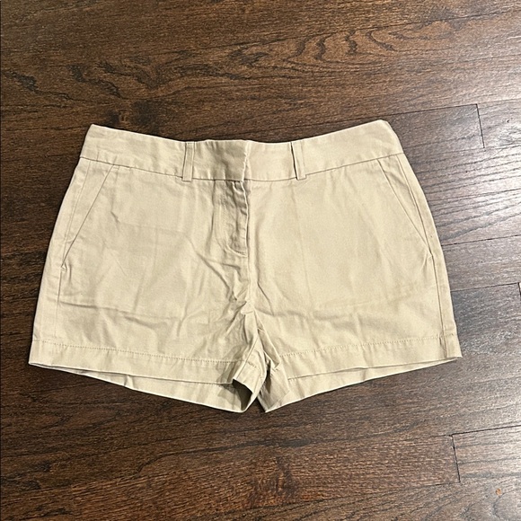 LOFT Pants - NWT Ann Taylor LOFT Women’s Classic Tan Shorts Size 4P